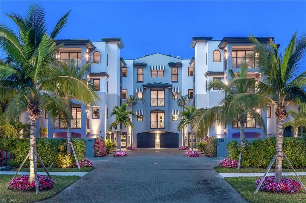 969 8th Ave S 202, Naples, FL 34102-24