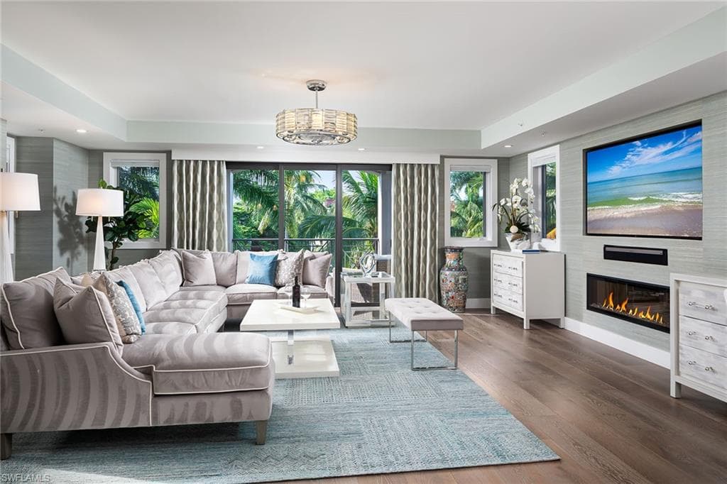 969 8th Ave S 202, Naples, FL 34102-2