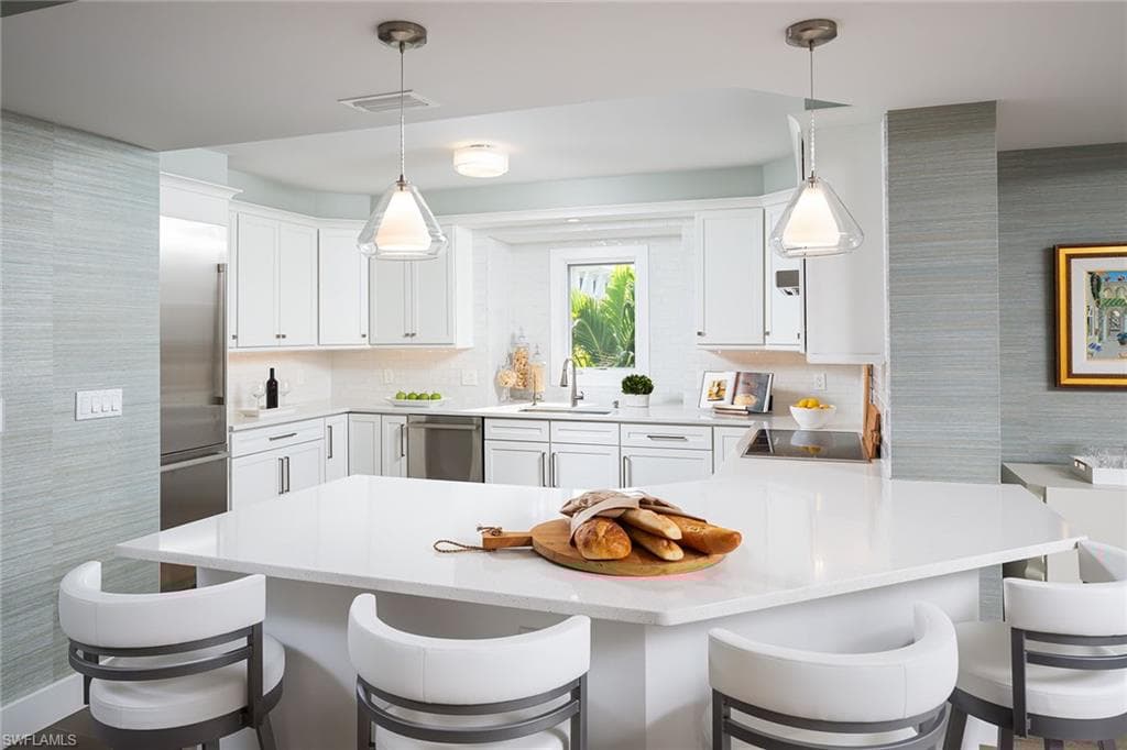 969 8th Ave S 202, Naples, FL 34102-5