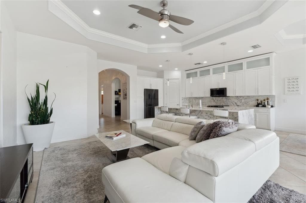 1485 Serrano Cir, Naples, FL 34105-4