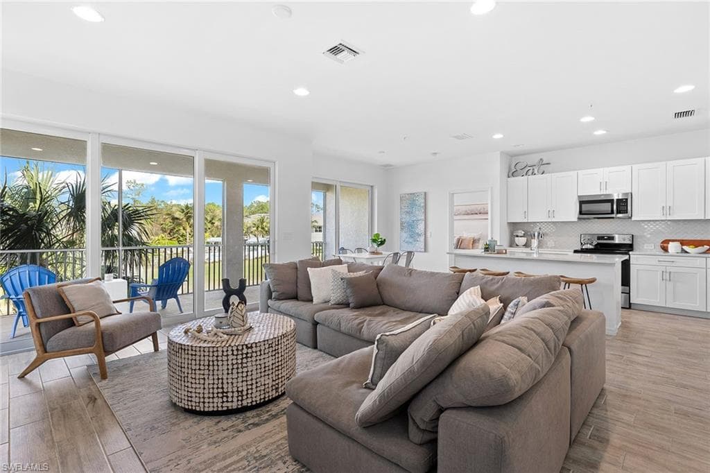 6966 Avalon Cir 905, Naples, FL 34112-23