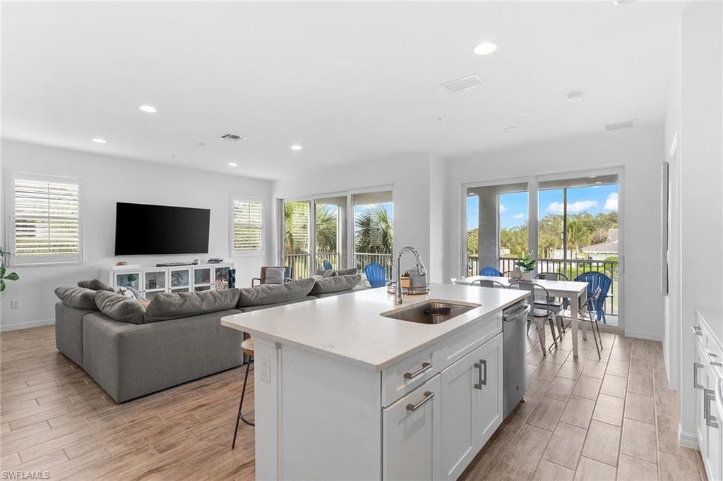 6966 Avalon Cir 905, Naples, FL 34112-6