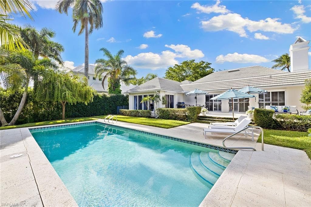 3323 Gin Ln, Naples, FL 34102-32