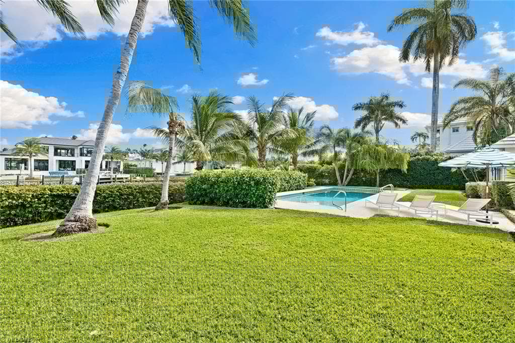 3323 Gin Ln, Naples, FL 34102-35