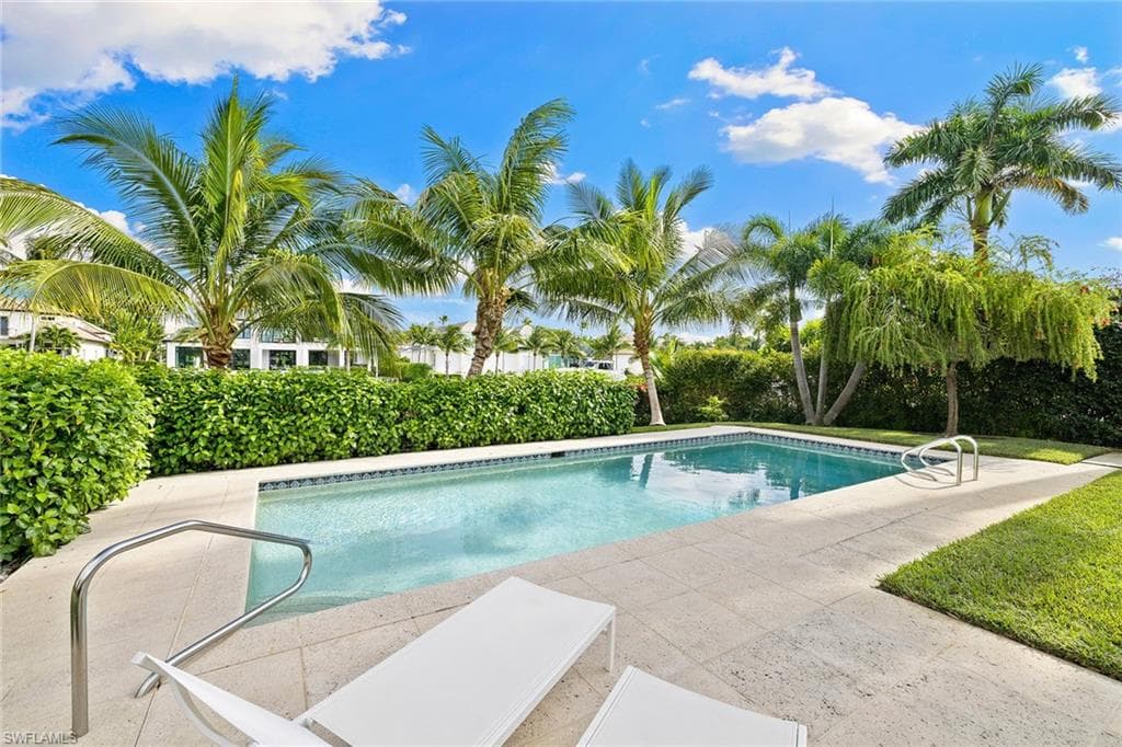 3323 Gin Ln, Naples, FL 34102-38