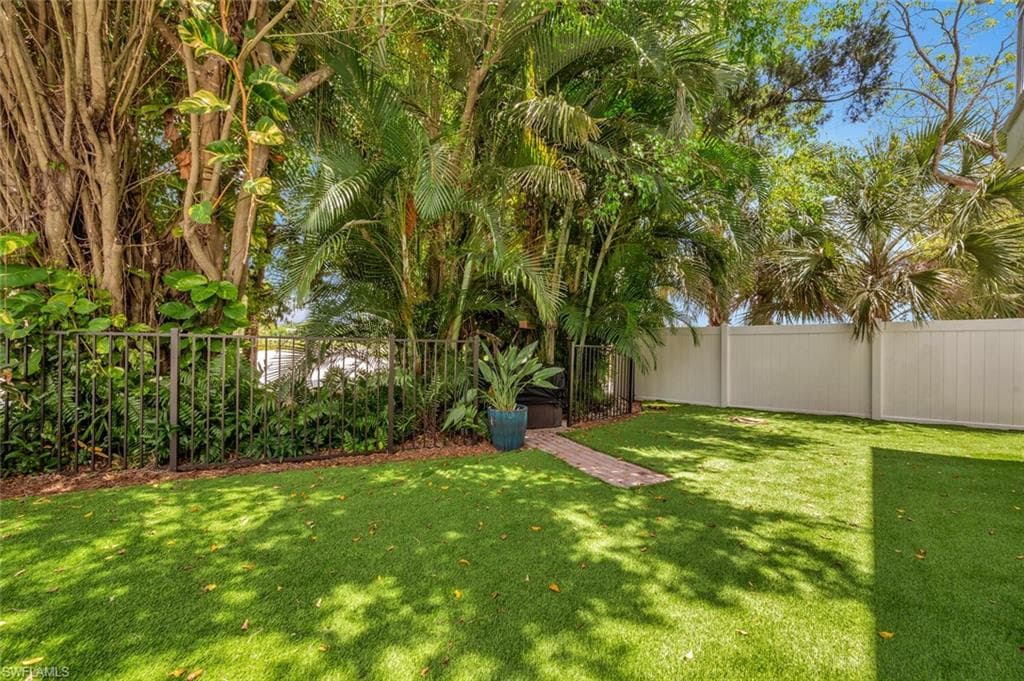 200 Burning Tree Dr, Naples, FL 34105-47