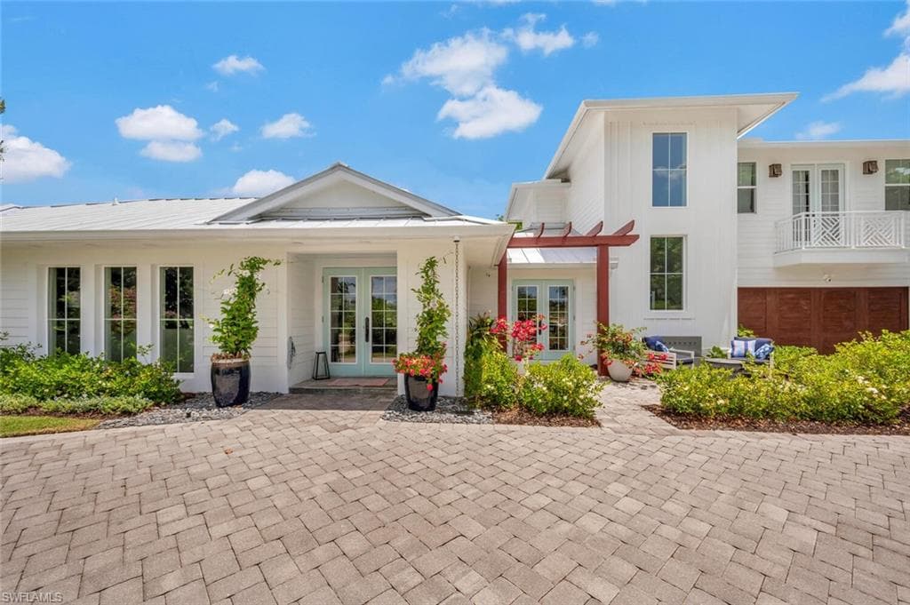 200 Burning Tree Dr, Naples, FL 34105-4