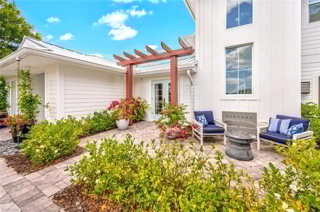 200 Burning Tree Dr, Naples, FL 34105-5