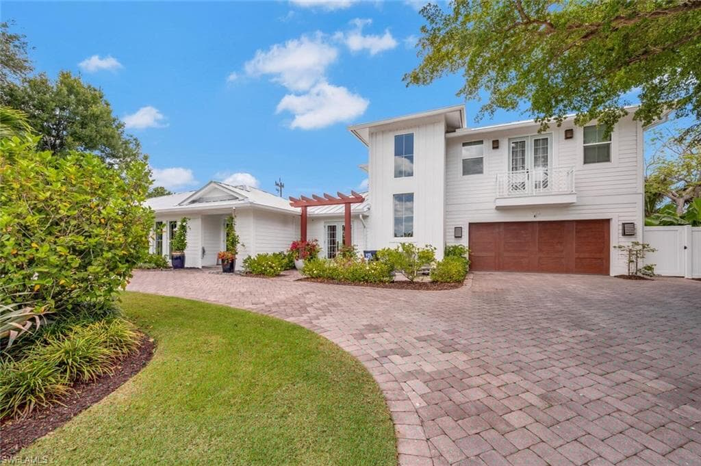 200 Burning Tree Dr, Naples, FL 34105-6