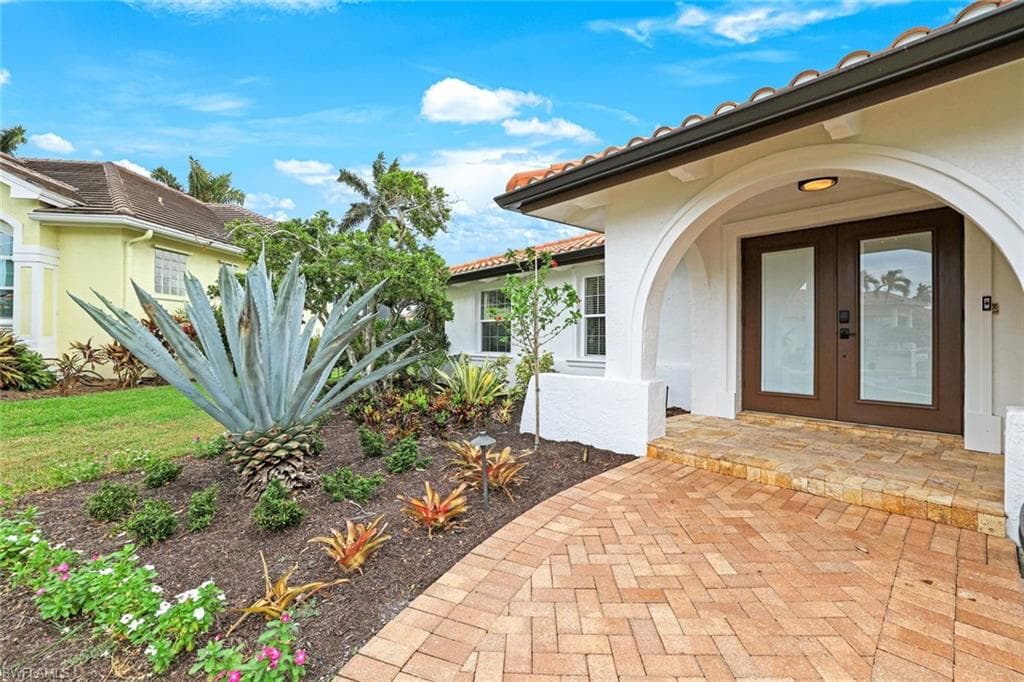 418 Tarpon Ct, Marco Island, FL 34145-9