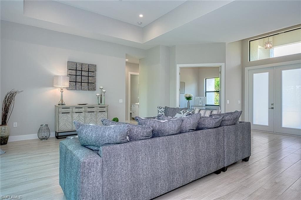 407 24th Ave NW, Naples, FL 34120-8