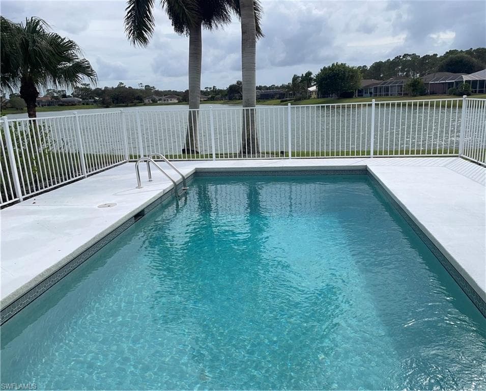 592 Crossfield Cir, Naples, FL 34104-1