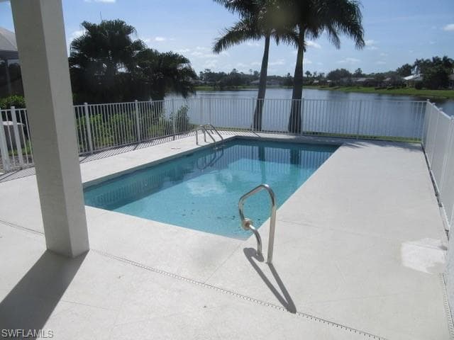 592 Crossfield Cir, Naples, FL 34104-3