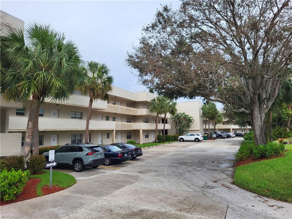 501 Forest Lakes Blvd 1-301, Naples, FL 34105-5