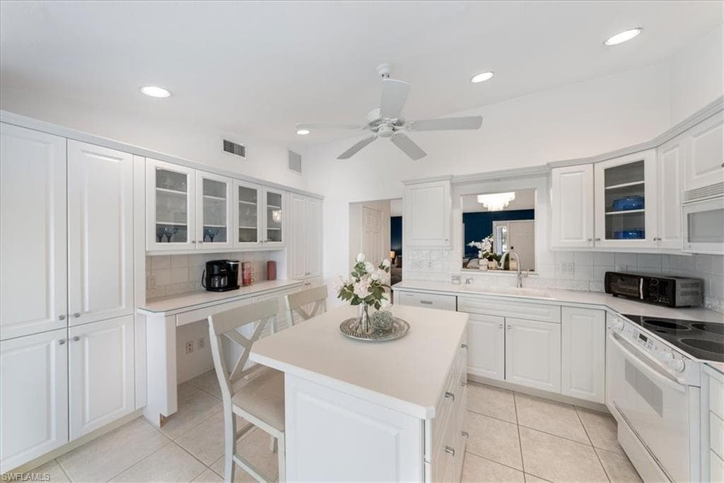 725 Neapolitan Way 725, Naples, FL 34103-9