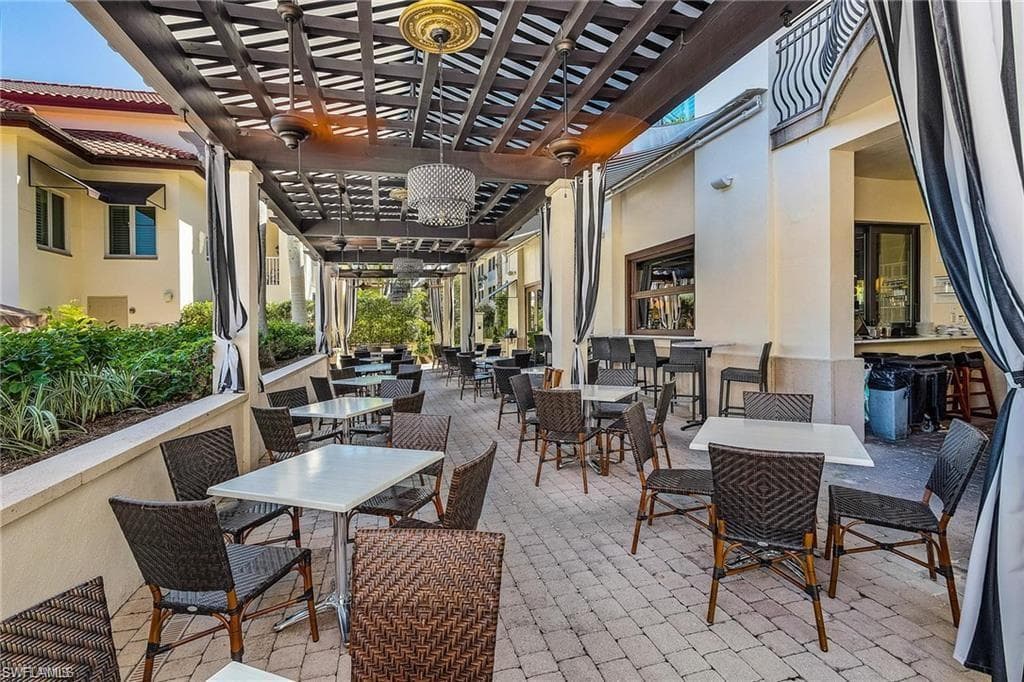 221 9th St S 130, Naples, FL 34102-29