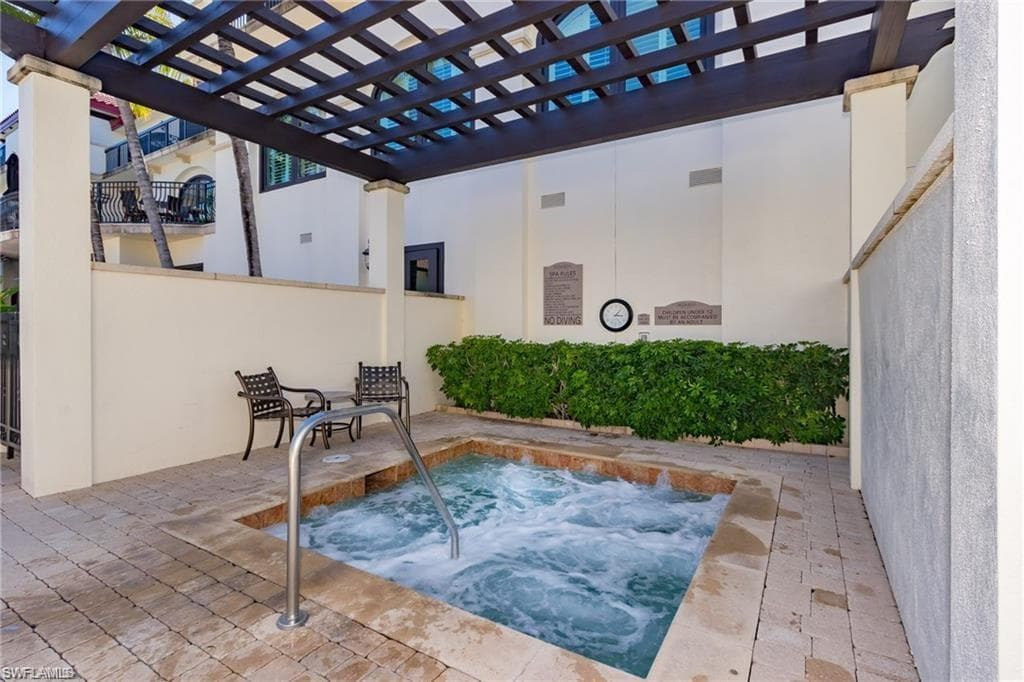221 9th St S 130, Naples, FL 34102-32