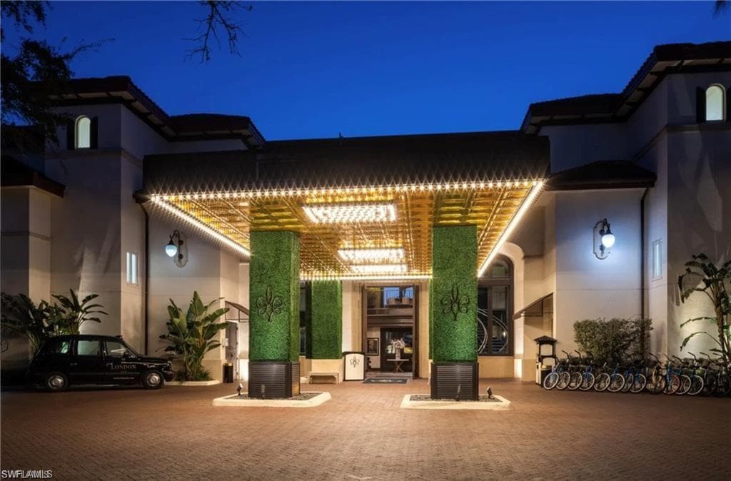 221 9th St S 130, Naples, FL 34102-35