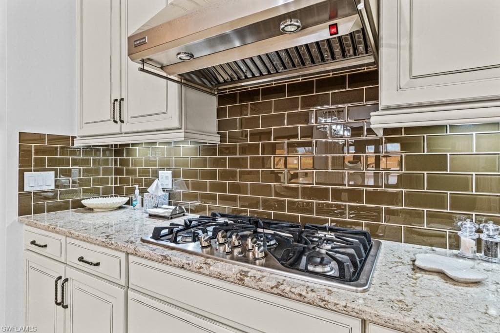 9235 Rialto Ln, Naples, FL 34119-9