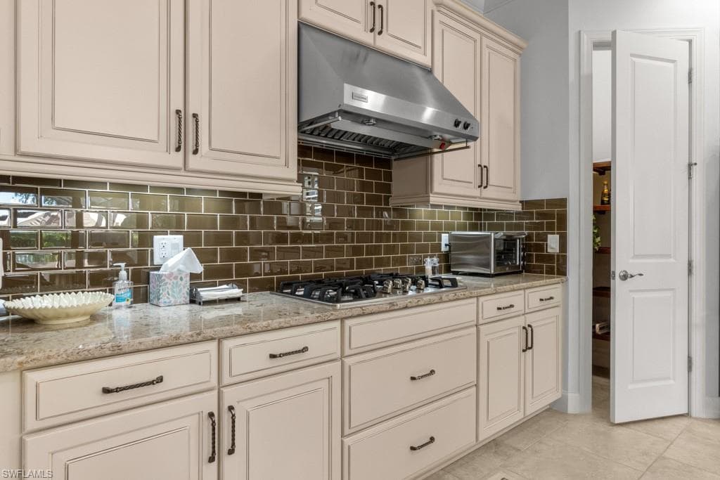 9235 Rialto Ln, Naples, FL 34119-8
