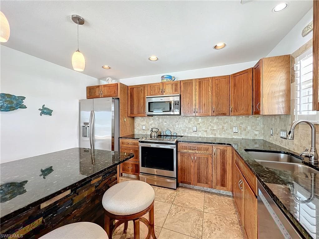 850 Oak St, Fort Myers Beach, FL 33931-14