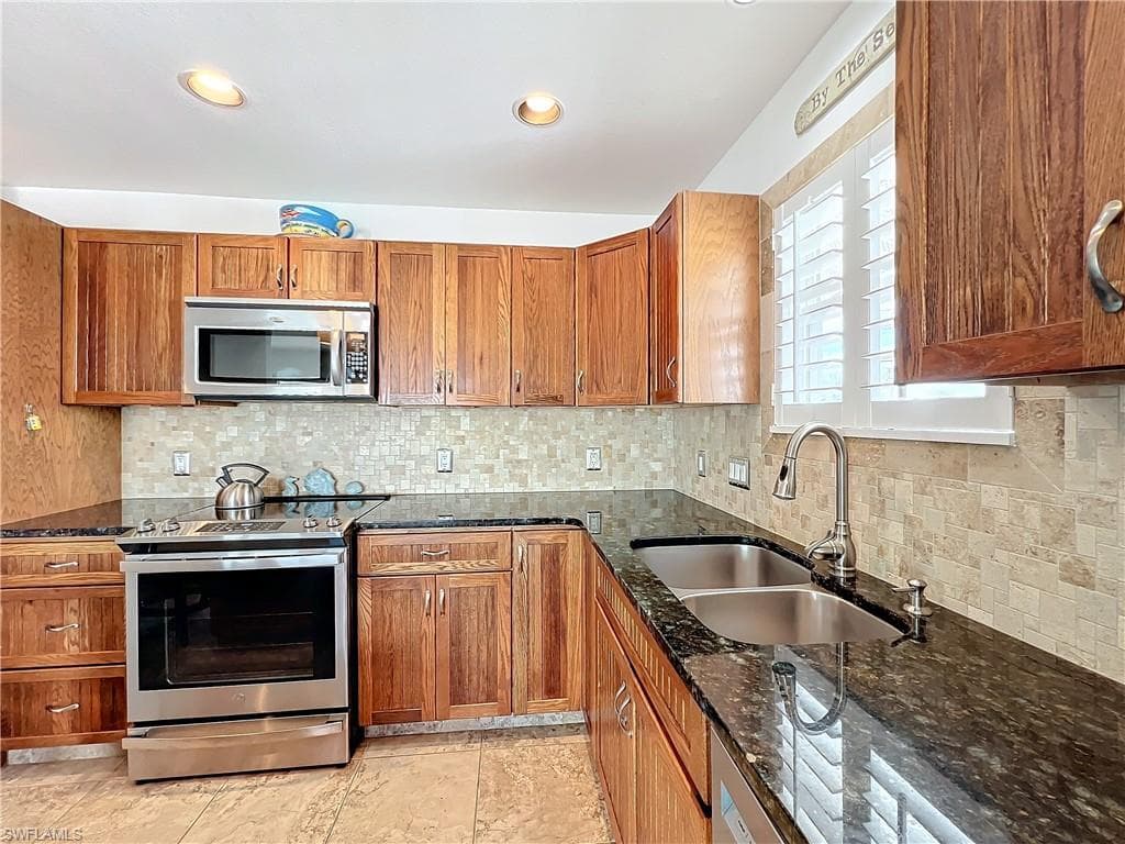 850 Oak St, Fort Myers Beach, FL 33931-15
