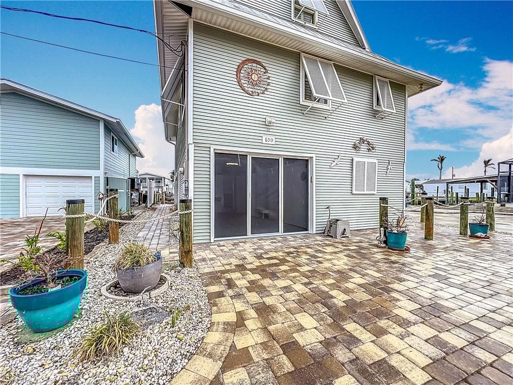 850 Oak St, Fort Myers Beach, FL 33931-3