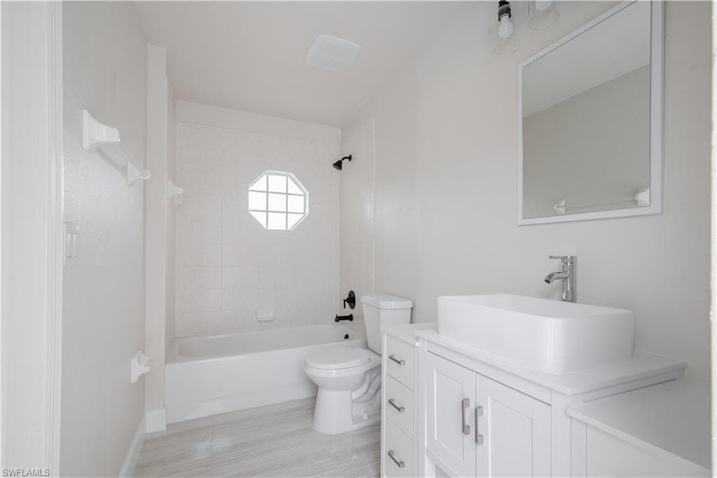 102 39th Ter, Cape Coral, FL 33904-39