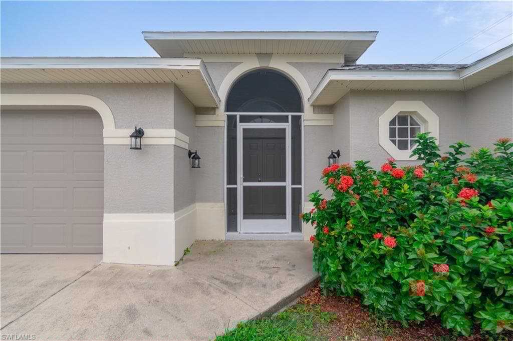 102 39th Ter, Cape Coral, FL 33904-6
