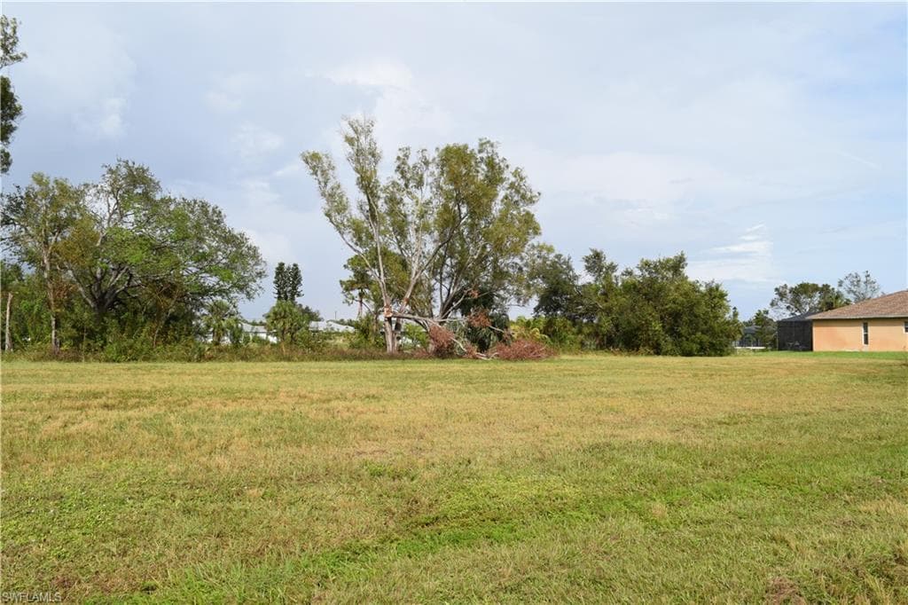 2221 25th Ter, Cape Coral, FL 33909-2