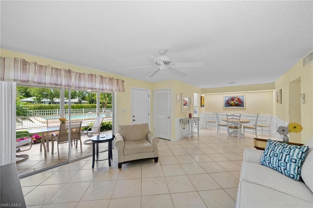 2000 Alamanda Dr 104, Naples, FL 34102-9