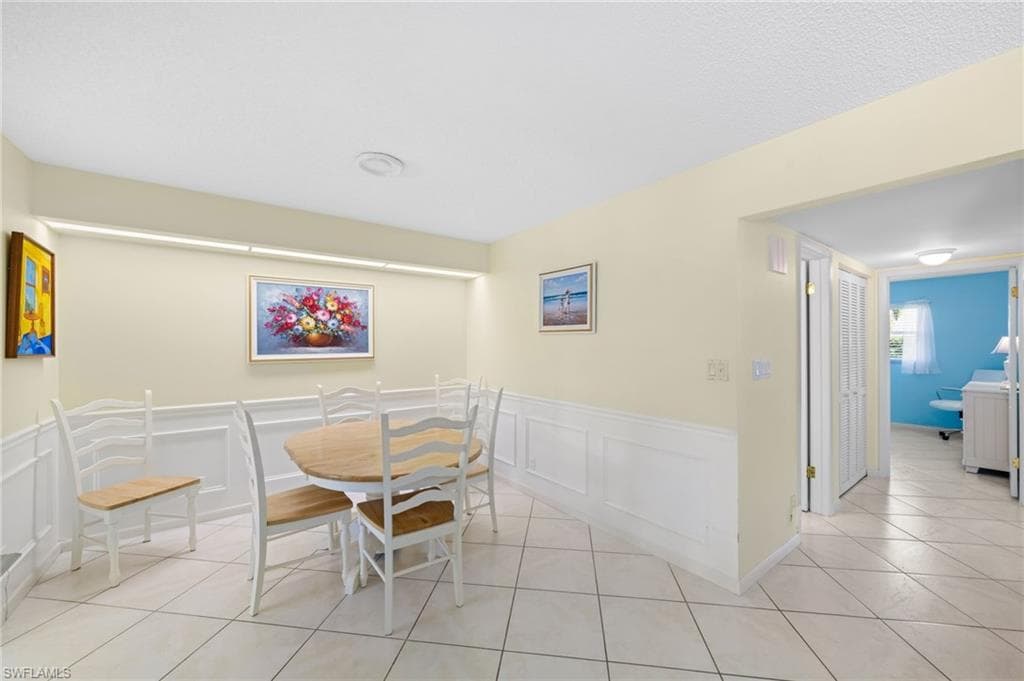 2000 Alamanda Dr 104, Naples, FL 34102-10