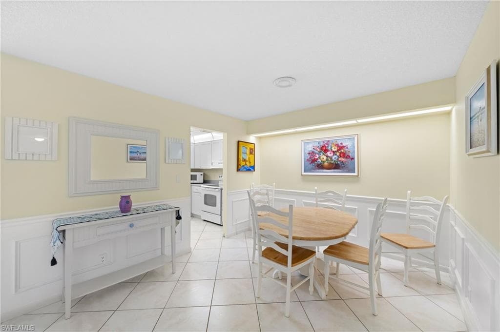 2000 Alamanda Dr 104, Naples, FL 34102-11