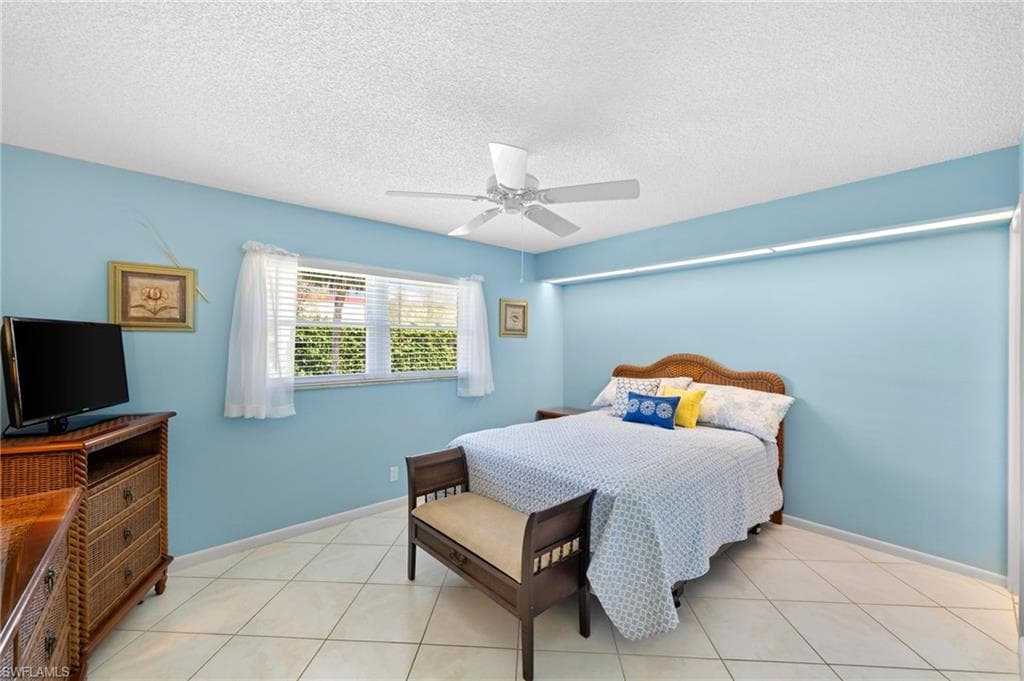 2000 Alamanda Dr 104, Naples, FL 34102-15