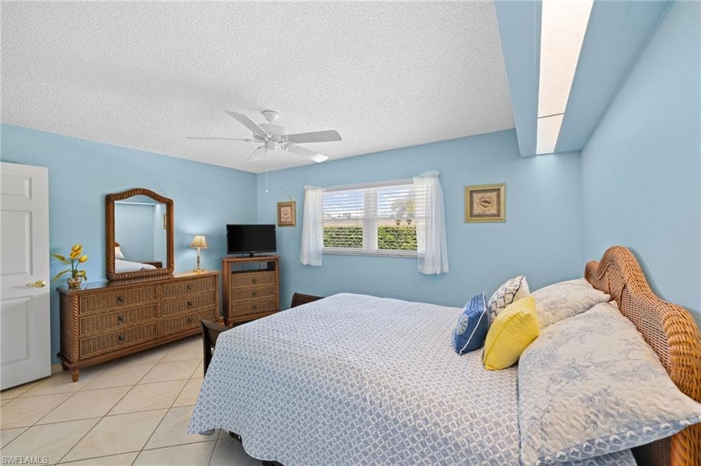 2000 Alamanda Dr 104, Naples, FL 34102-16