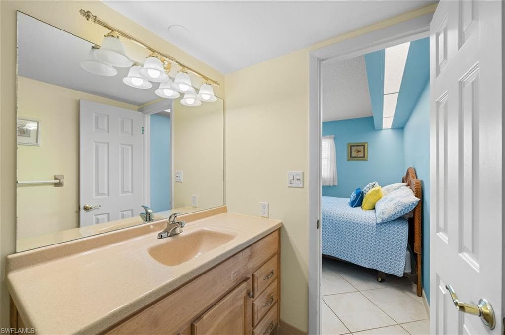 2000 Alamanda Dr 104, Naples, FL 34102-17