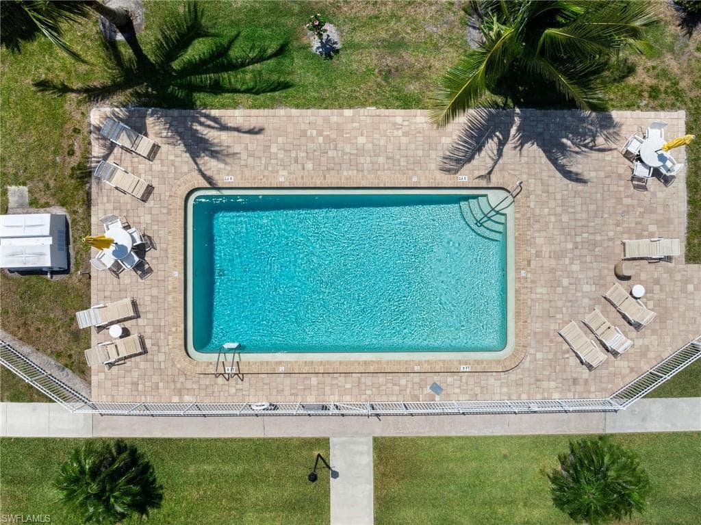 2000 Alamanda Dr 104, Naples, FL 34102-23