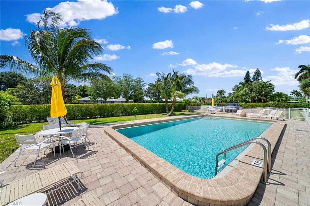 2000 Alamanda Dr 104, Naples, FL 34102-24