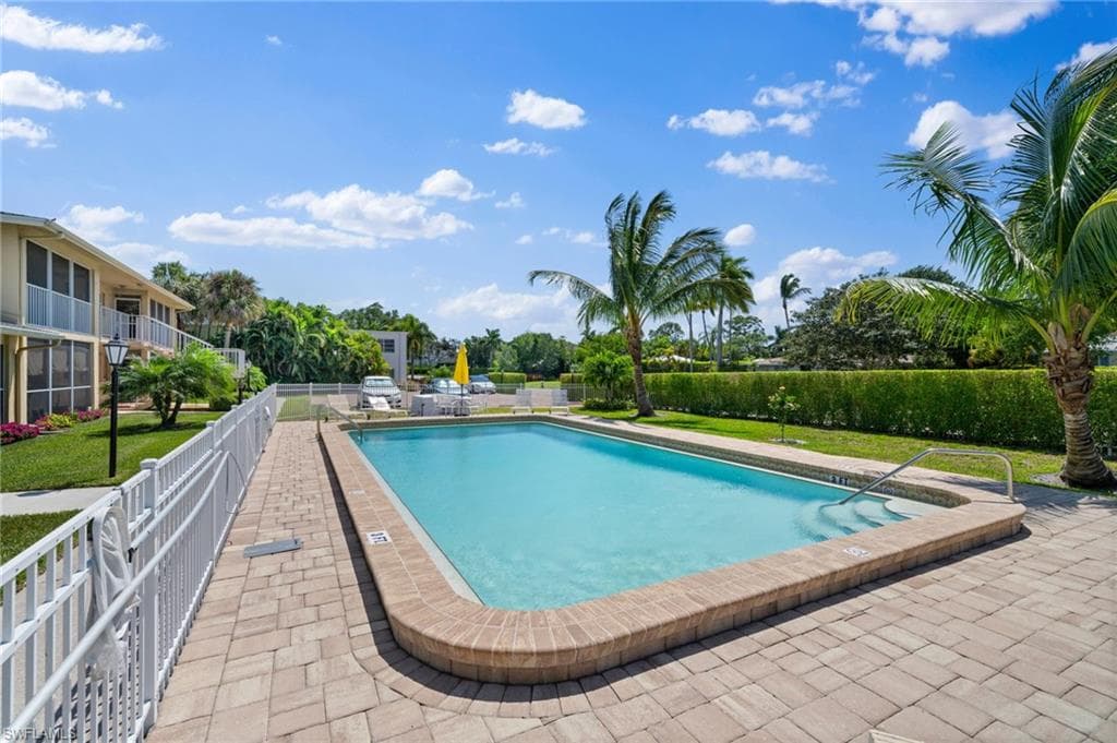 2000 Alamanda Dr 104, Naples, FL 34102-25