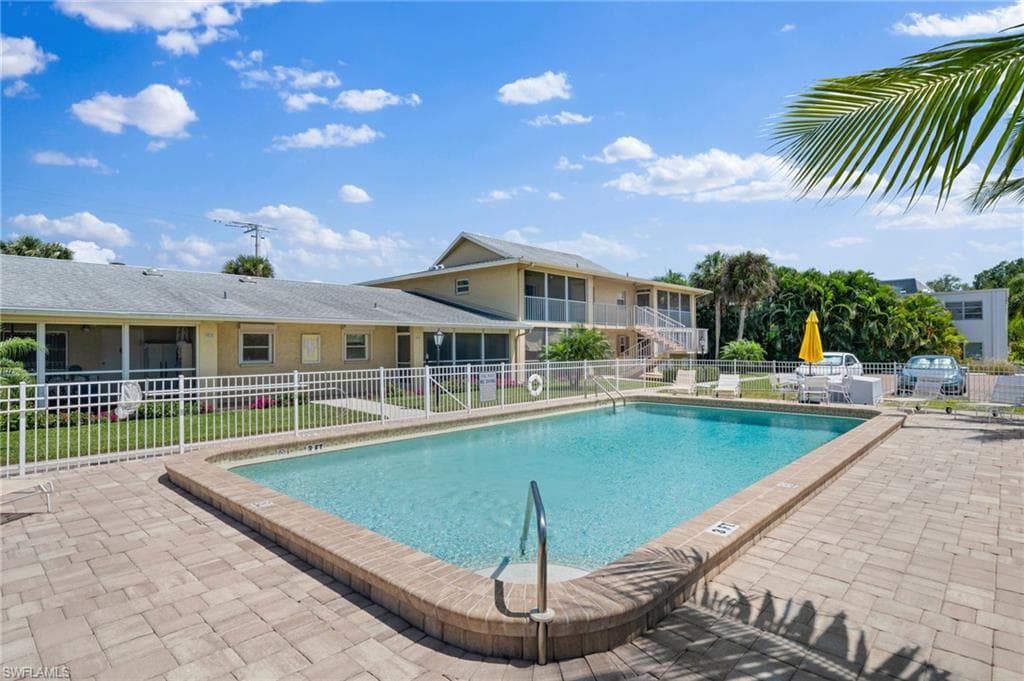 2000 Alamanda Dr 104, Naples, FL 34102-26