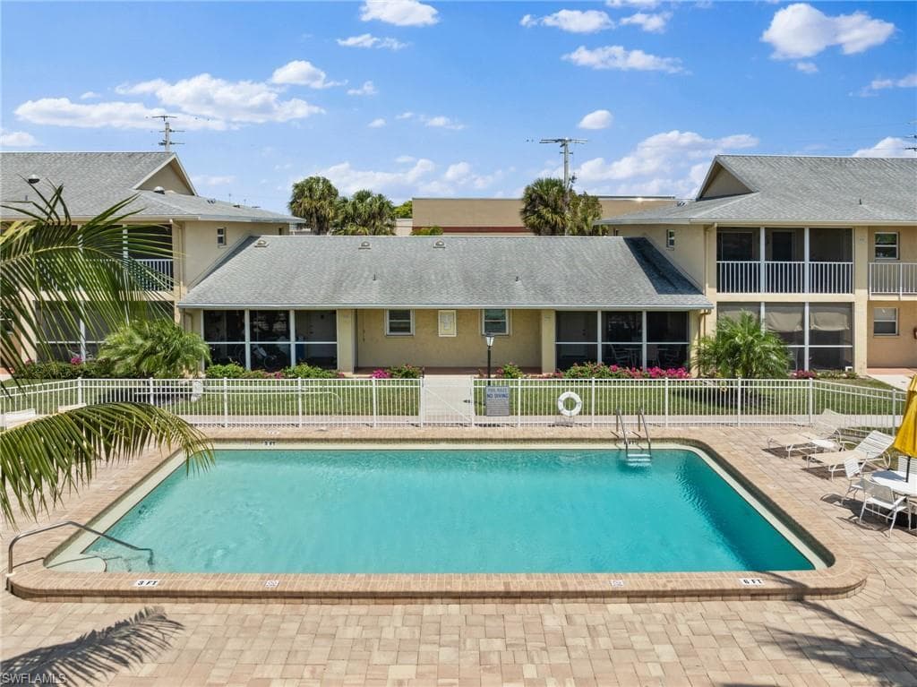 2000 Alamanda Dr 104, Naples, FL 34102-27