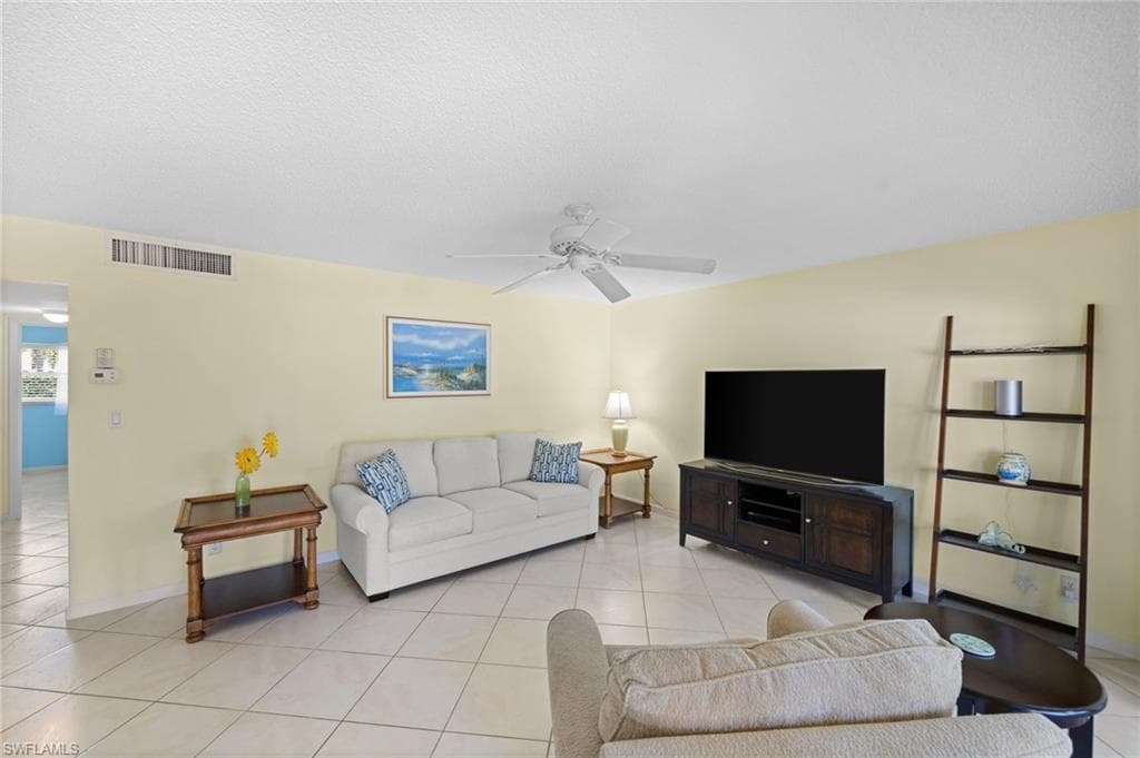 2000 Alamanda Dr 104, Naples, FL 34102-4
