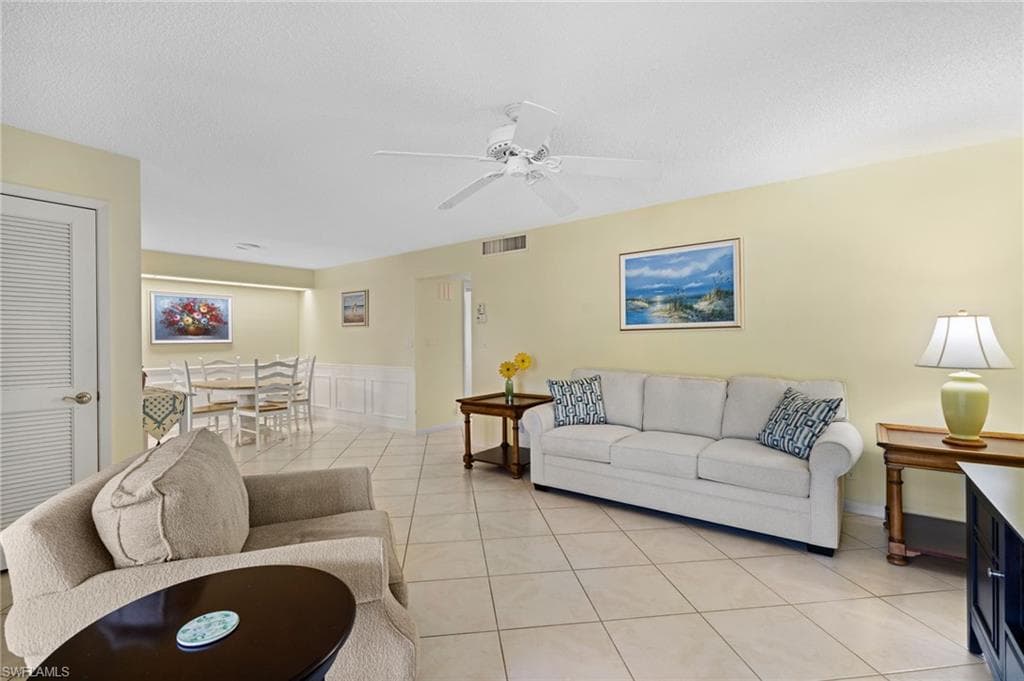 2000 Alamanda Dr 104, Naples, FL 34102-5