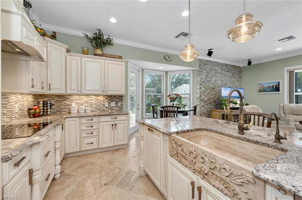 1381 Oakes Blvd, Naples, FL 34119-14