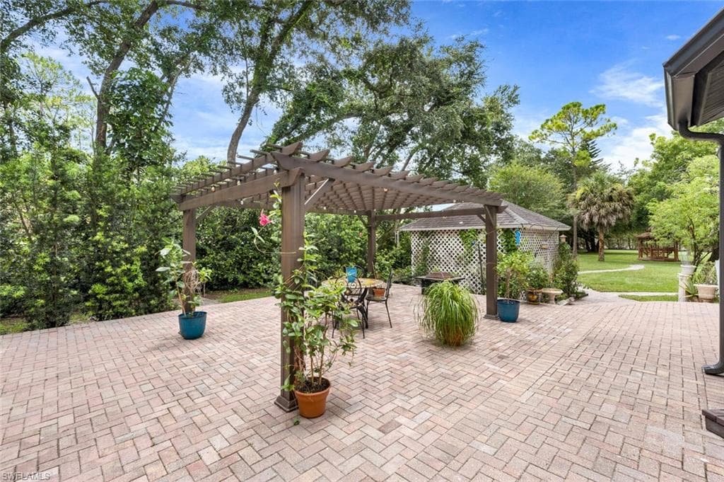 1381 Oakes Blvd, Naples, FL 34119-37