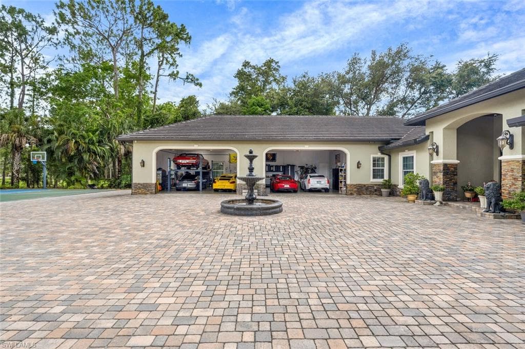 1381 Oakes Blvd, Naples, FL 34119-40