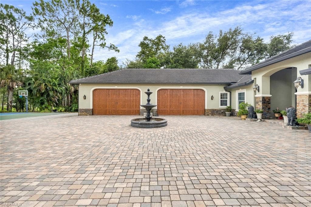 1381 Oakes Blvd, Naples, FL 34119-41