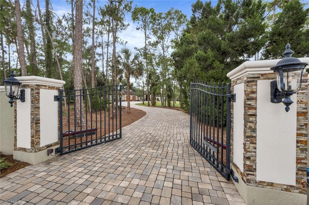 1381 Oakes Blvd, Naples, FL 34119-4