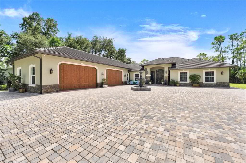 1381 Oakes Blvd, Naples, FL 34119-5