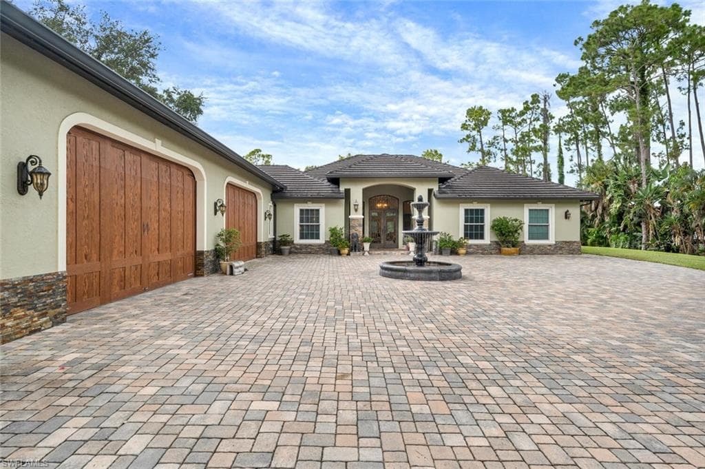 1381 Oakes Blvd, Naples, FL 34119-6